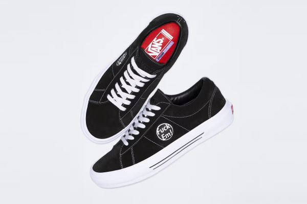 Supreme выпустил коллаборацию с Vans