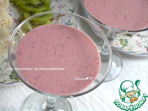 Кокосовый коктейль с бананом и вишней