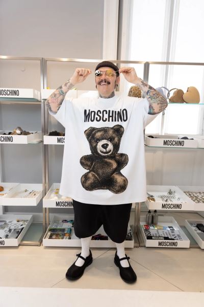 Креативный директор Moschino Адриан Аппиолаза рассказал о дебютной мужской и круизной коллекциях